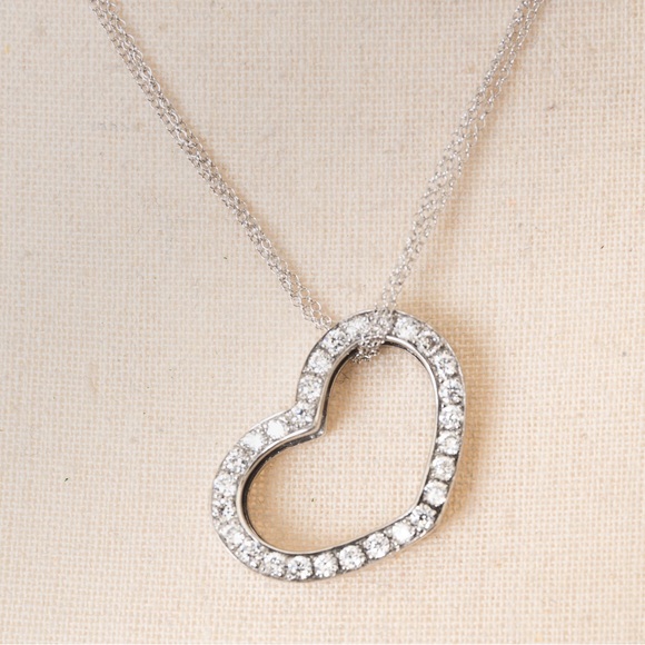 Elegant pendant choker with dainty chain & crystal faux diamond heart pendant - Picture 4 of 13